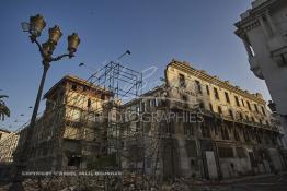 Image du Maroc Professionnelle de  Petit à petit L’hôtel Lincoln située sur le Boulevard Mohammed V à Casablanca quitte ce monde. Construit par des matériaux poreux et sans étanchéité au début du 20e siècle. Déjà en 1989 suite aux accidents qui ont causé des morts et plusieurs blessés, le bâtiment a été vidé avec cessation de toute activités des commerces et cafés. La construction risquait de s’écrouler à tout moment car elle était instable selon le rapport de l’expertise. Suite aux fortes pluies et rafales de vent qui se sont abattues sur Casablanca en Février 2009, une partie de l’édifice s’est effondrée. Maintenant gisant sur le sol et réduite en miettes, la moitié de la façade de ce lieu mythique.  Dix ans après l’écriture de ce texte rien n’a été fait ! Renaîtra-t-il de ses poussières un jour après ces dramatiques chutes mortelle ? Samedi 21 Mars 2009. (Photo / Abdeljalil Bounhar) 